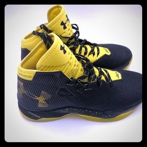 Under armour Men’s Curry 2.5 Black Taxi sneaker.